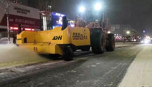 因为有你，这个雪天不在寒冷，除雪保障——半岛web版登录入口为您服务(图2)